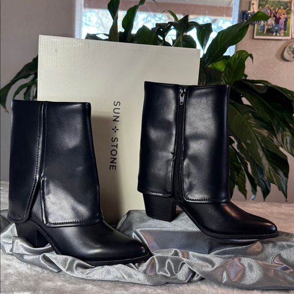Sun & Stone Ibizza Fold Over Cuffed Ankle Boot
Wonen's 5M - Picture 2 of 11